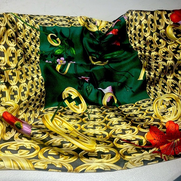 Gucci Black and Gold Logo Scarf 34x34 NWT - Picture 6 of 7